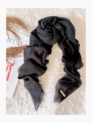 Hijab Polos Dianthus - Hitam